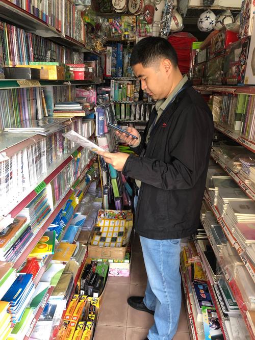 执法人员查验出版物经营单位的进货单,并督促其将进货单至少保存